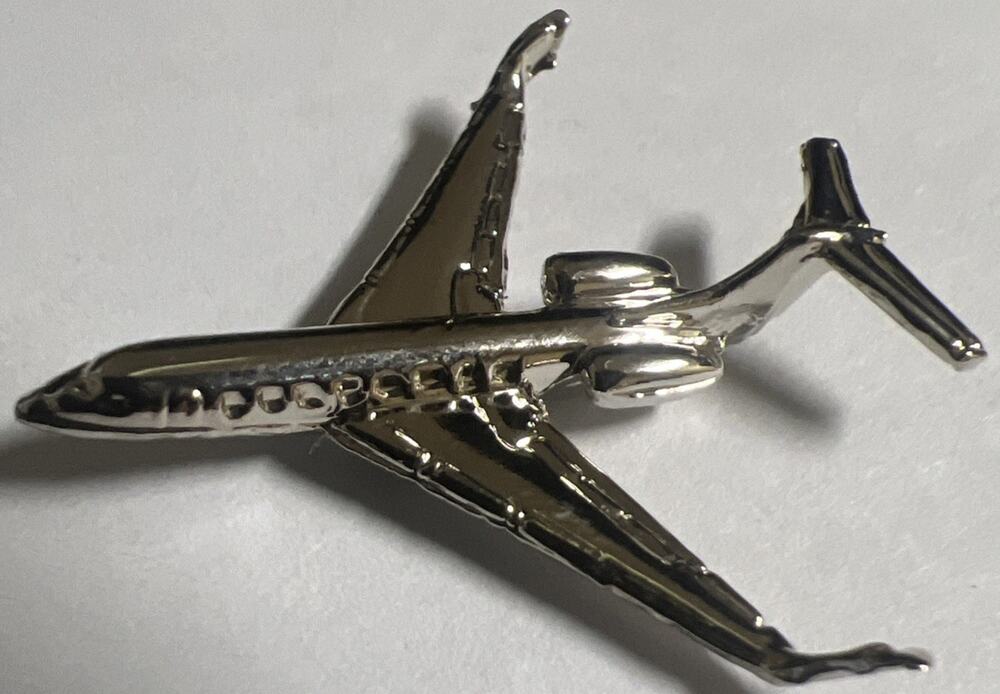 BEAUTIFUL GULFSTREAM IV AIRCRAFT SILVER COLORED LAPEL PIN